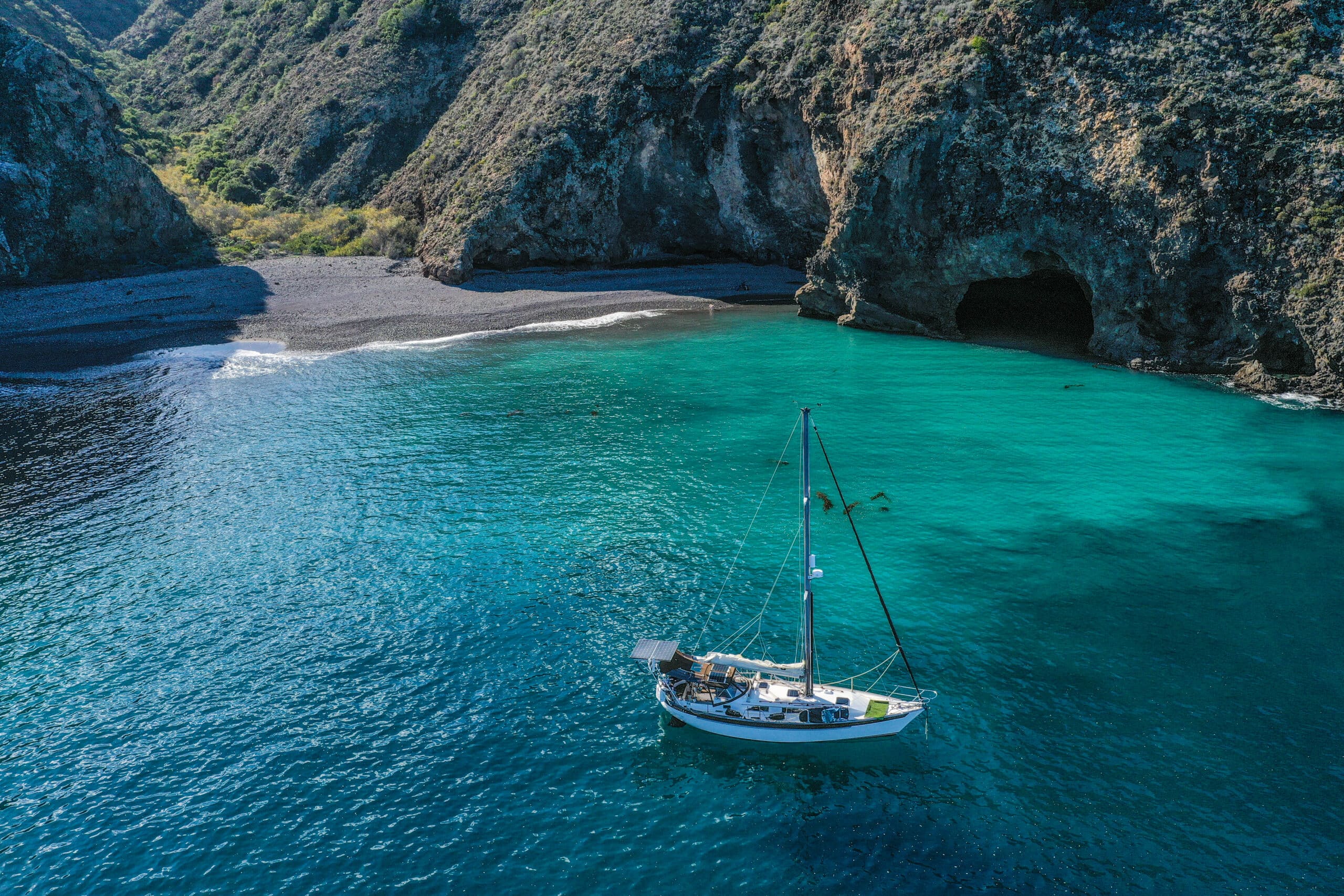 default|franz-schmitt-KiS25n89ph4-unsplash|battery on boat|sailboat on water|installing batteries on sailboat