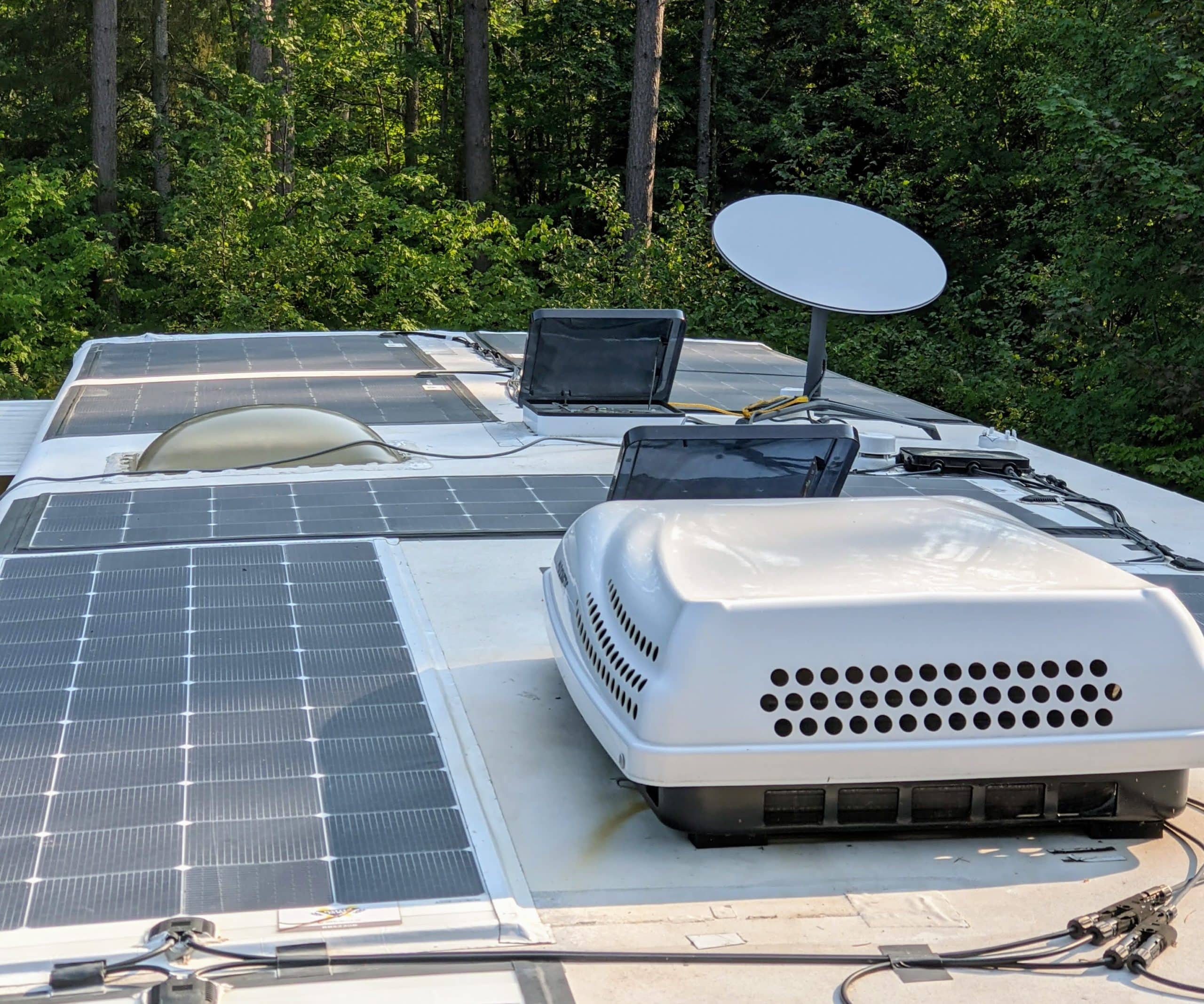 solar air conditioner|split air conditioner|solar HVAC|air conditioner in ceiling|Solar Panels and Air Conditioners Mounted on Top of an RV|air conditioners and solar on RV