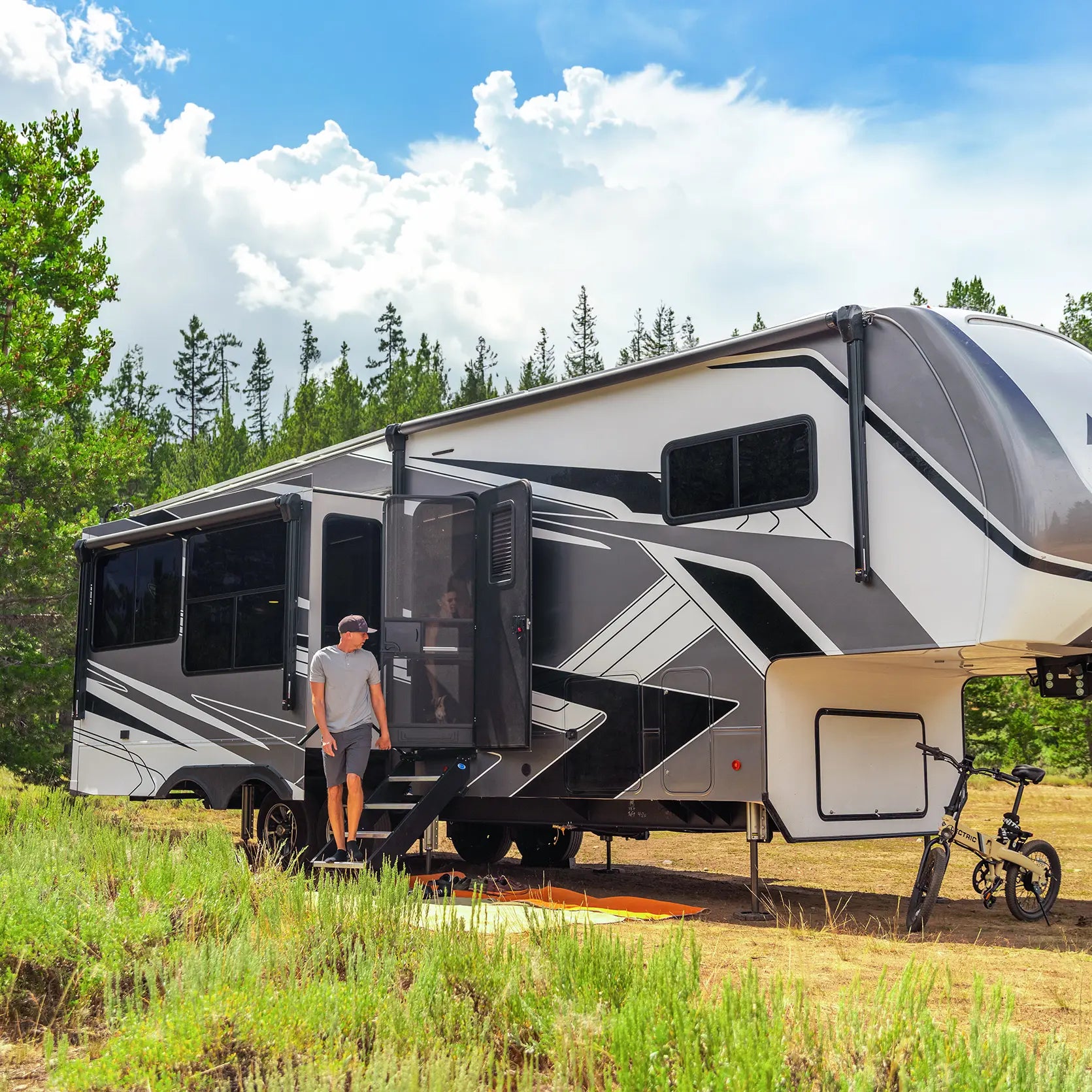 couple boondocking in fifth wheel rv